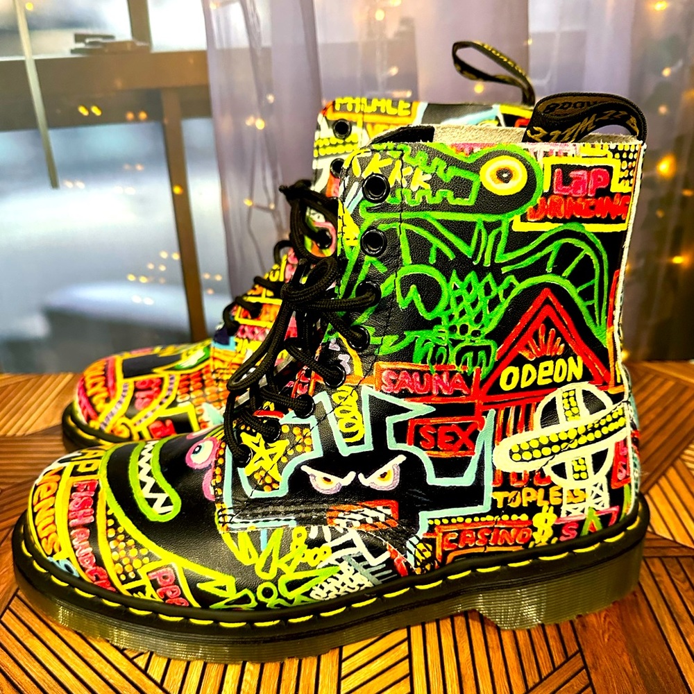 BRAND NEW RARE 'Pascal' Multi Kaboom Print Boot
DR. MARTENS US W 10 - Picture 5 of 9
